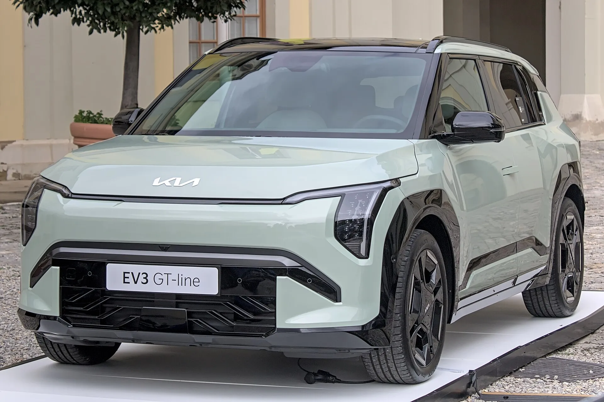 קיה EV3 חשמלית חדשה נוסעת בכביש